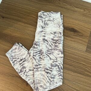 Fabletics Ankle Cropped Pants in Beige and White